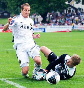 Här vill AIK och Kenny Pavey ha straff när Karl-Johan