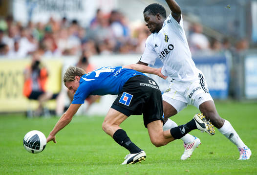 Christian Järdler, Halmstad, faller mot Ibrahim Bangura,