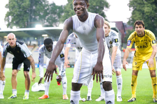 Målskytten Mohamed Bangura, AIK, leder styrkorna när man