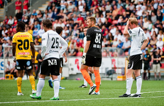 Johan Alvbåge, målvakt Örebro lämnar planen