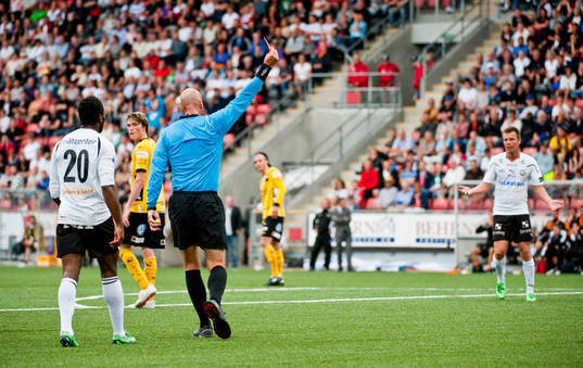 Domare Stefan Johannesson slänger upp ett rött kort mot
