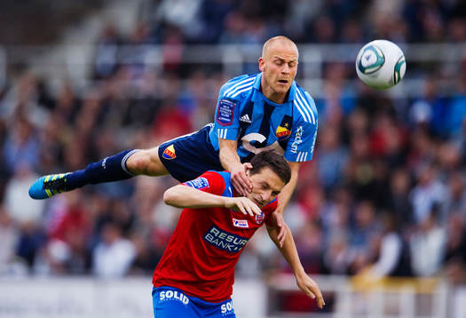 Daniel Sjölund, Djurgården, hänger över Ardian Gashi,