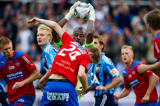 Pa Dembo Touray, målvakt, Djurgården, plockar ner bollen
