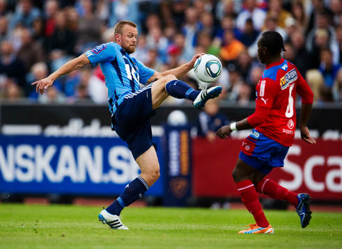 Mattias Jonson, Djurgården, tar ner bollen framför May