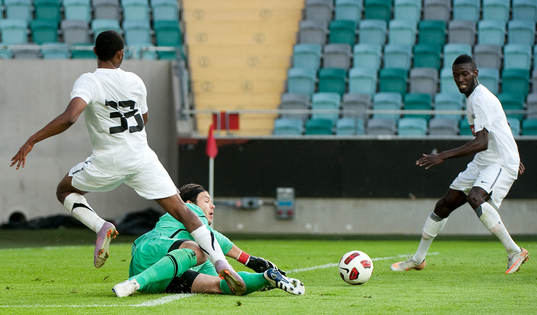 Rene Makondele, Häcken, splar in till Diho Williams som