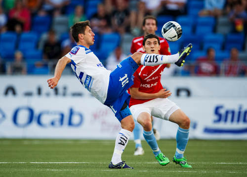Armin Tankovic, Norrköping, tar ner bollen framför Agon
