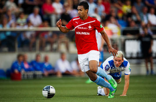 Wilton Figueiredo, Malmö FF, tar sig förbi Petru Racu,