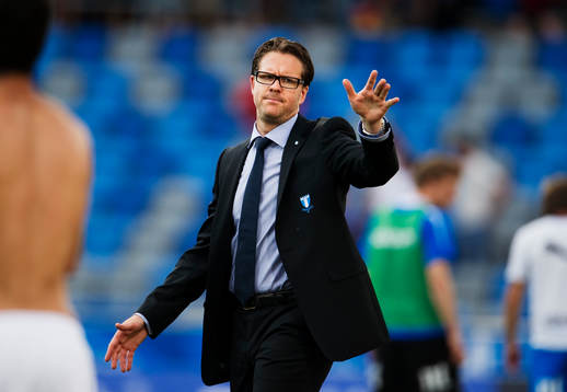 Rikard Norling, tränare, vinkar uppgivet mot fansen