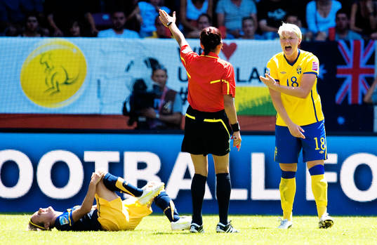 Nilla Fischer, Sverige, skäller på domare