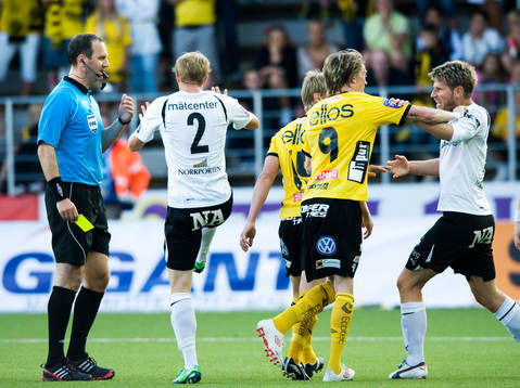 Tre varningar samtidigt, Jonas Eriksson, domare, varnar