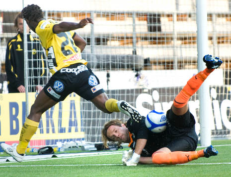 Simon Nurme, målvakt, Örebro, räddar framför Amadou