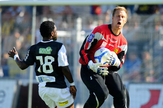 Mattias Asper, målvakt Mjällby, grinar illa