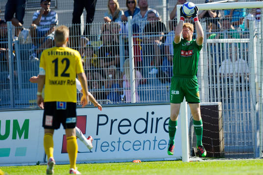 Christoffer Källqvist, målvakt, Häcken, tar ner bollen