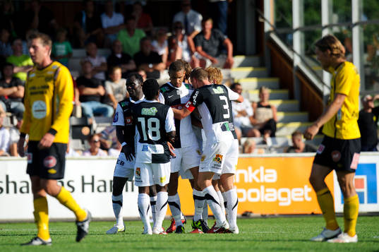 Peter Nyström gör 1-2 till Häcken, jubel. Mjällby depp