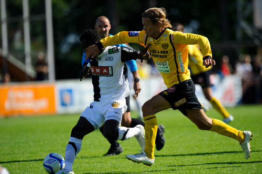 Tobias Grahn, Mjällby, sätter en hand i ansiktet på