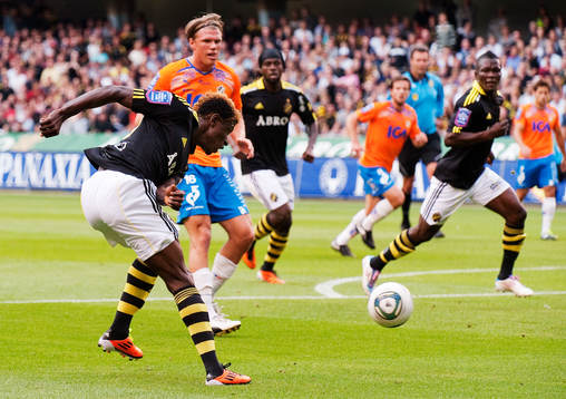 Mohamed Bangura passar till Ibrahim Bangura, AIK, som gör