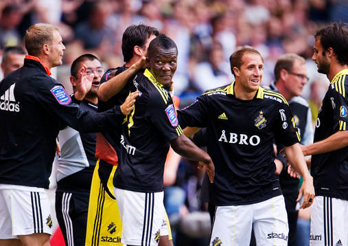 Teteh Bangura, AIK, gratuleras till sitt 2-0-mål