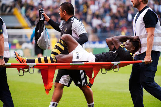 Mohamed Bangura, AIK, bärs ut på bår. Skada