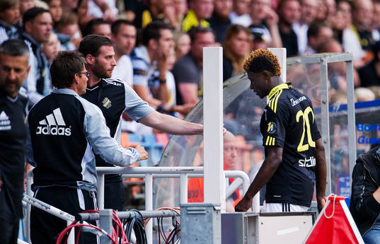 Mohamed Bangura, AIK, lämnar planen skadad. Skada
