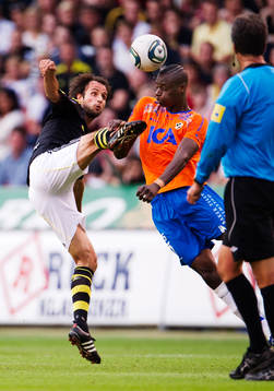 Helgi Danielsson, AIK, och Joe Sise, Halmstad, i närkamp