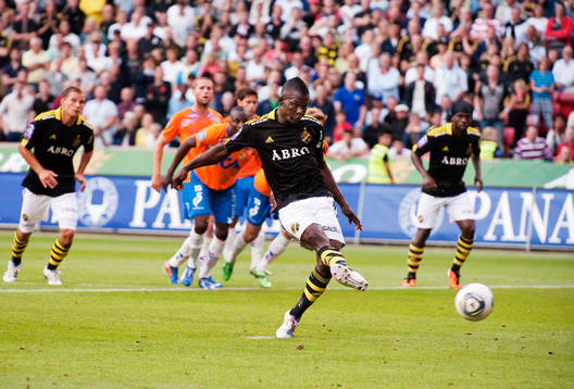 Teteh Bangura, AIK, gör 3-0 på straff