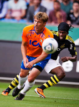 Martin Mutumba, AIK, skjuter förbi Tomas Zvirgzdauskas,