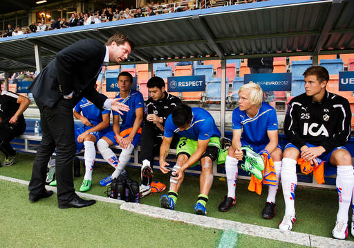 Jens Gustafsson, tränare, ger instruktioner till spelare