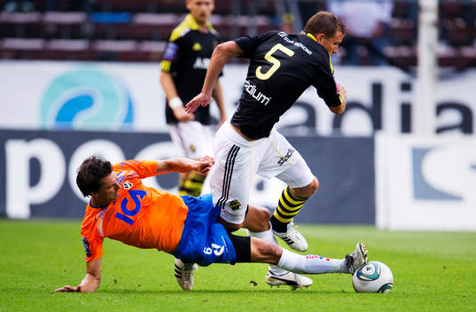 Mikael Rosén, Halmstad, tacklar Robert Åhman Persson, AIK