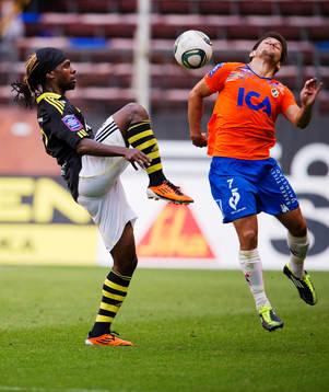 Martin Mutumba, AIK, och Michael Görlitz, Halmstad, i kamp