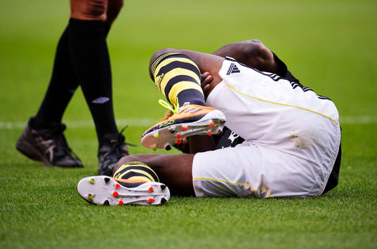 Mohamed Bangura, AIK, ligger och har ont