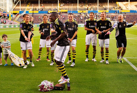 Teteh Bangura, AIK, som gjorde fyra mål i matchen sprutas