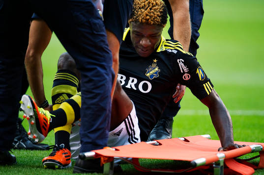 Mohamed Bangura, AIK, förs ut skadad på bår. Skada