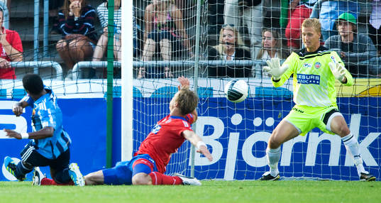 Pär Hansson, målvakt, Helsingborg, räddar friläge