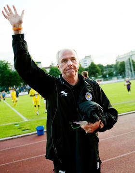 Sven-Göran Eriksson, tränare, Leicester, vinkar till