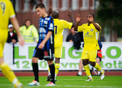 Matt Oakley, Leicester, gratuleras till sitt 0-2-mål