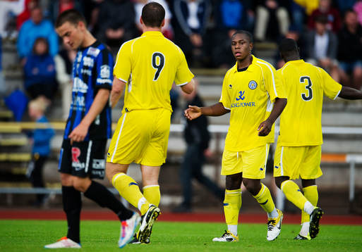 Matt Oakley, Leicester, gratuleras till sitt 0-2-mål