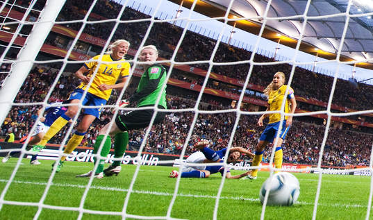 Josefine Öqvist, Sverige, touchar till bollen och gör