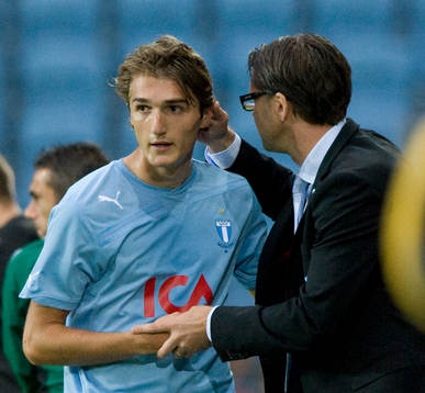 Målhjälten Dardan Rexhepi kramas av Rikard Norling,