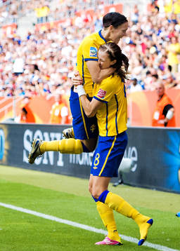 Therese Sjögran, Lotta Schelin, Sverige, jubel. 1-0