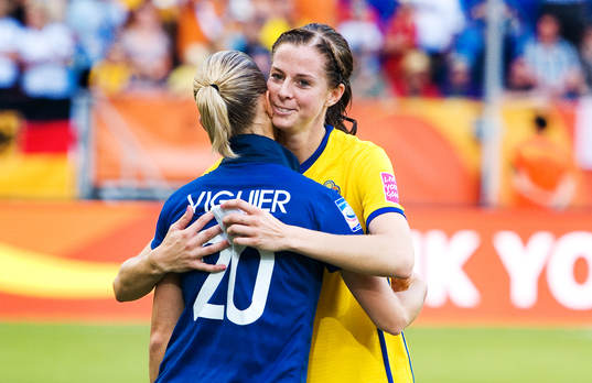Lotta Schelin, Sverige, kramar om Sabrina Viguier, Frankrike