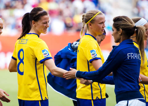 Lotta Schelin, Sverige, hälsar på Louisa Necib,