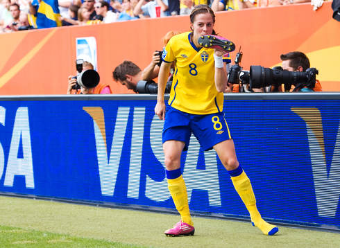 Lotta Schelin, Sverige, jubel 1-0, pussar sin sko