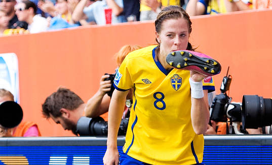 Lotta Schelin, Sverige, jubel 1-0, pussar sin sko