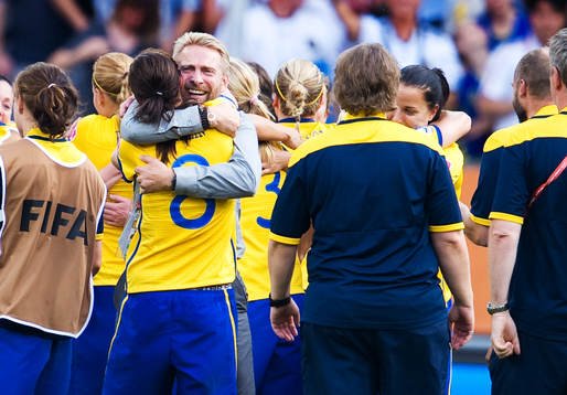 Thomas Dennerby, förbundskapten, kramar om Lotta Schelin,