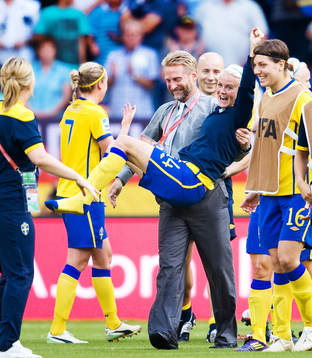 Thomas Dennerby, förbundskapten, Sverige, bär Josefine