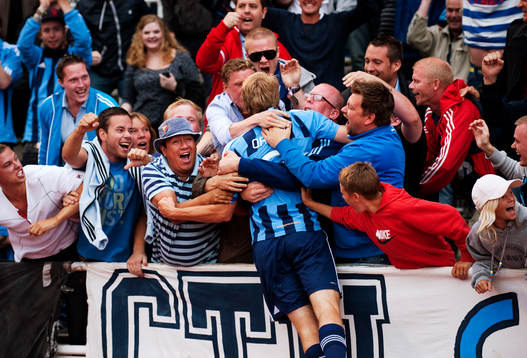 Johan Oremo, Djurgården, slänger sig i armarna på fansen