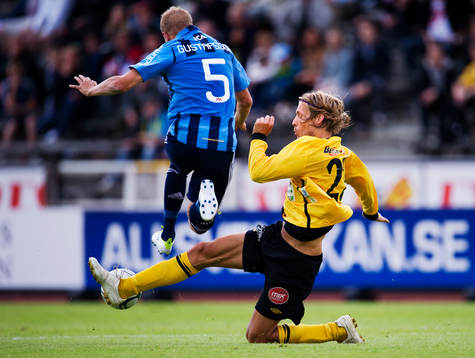Tobias Grahn, Mjällby, bryter en pass till Petter