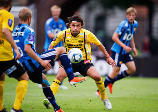 Pavel Zavadil, Mjällby, har koll på bollen