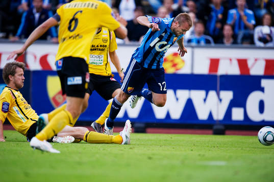 Mattias Jonson, Djurgården, blir fälld av Jesper
