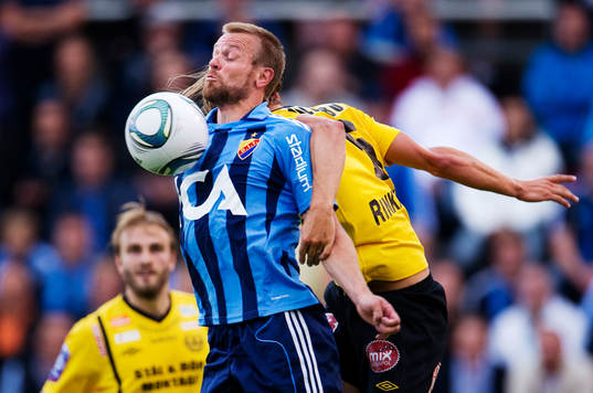 Mattias Jonson, Djurgården, vinner en luftduell mot